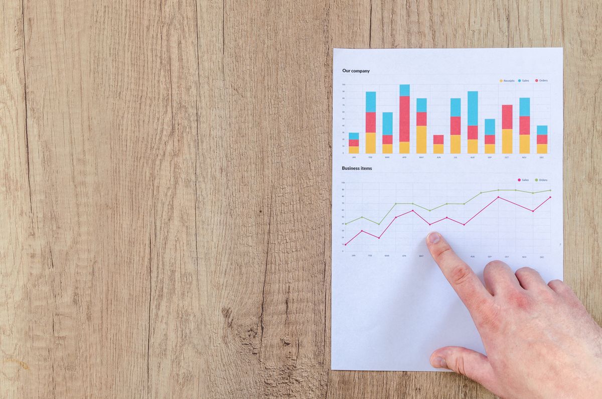Pessoa analisando gráficos de uma simulação de financiamento imobiliário