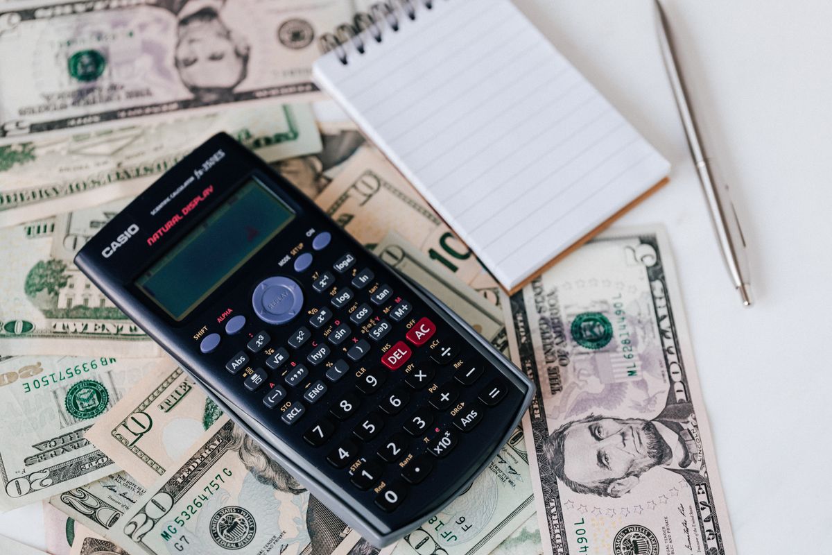 Calculadora e anotações usadas para comparar taxas de financiamento